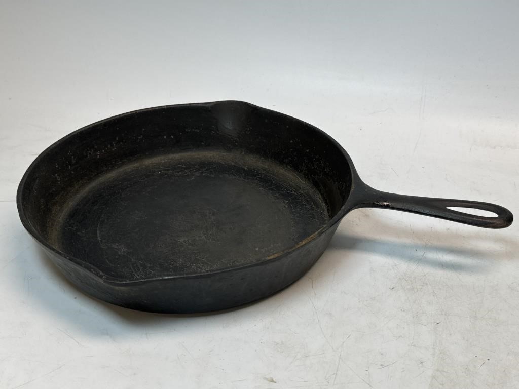 10 1/2” Early Lodge Cast Iron Skillet