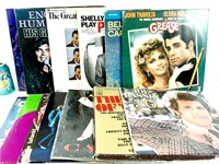 Lot de 33 tours variés dont JOE DASSIN, GREASE et+