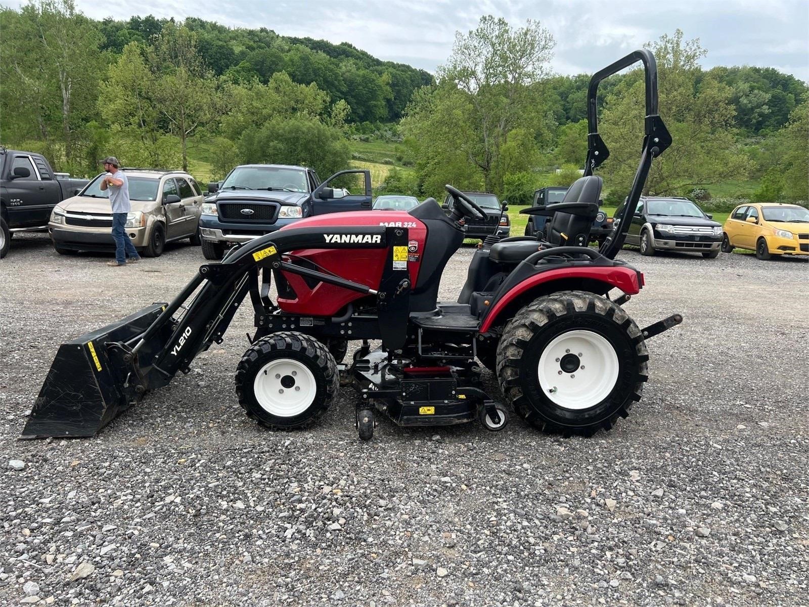 Yanmar 324 Tractor w/ Loader & Mowing Deck