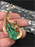Beautiful Vintage Pin Brooch / Green Stone