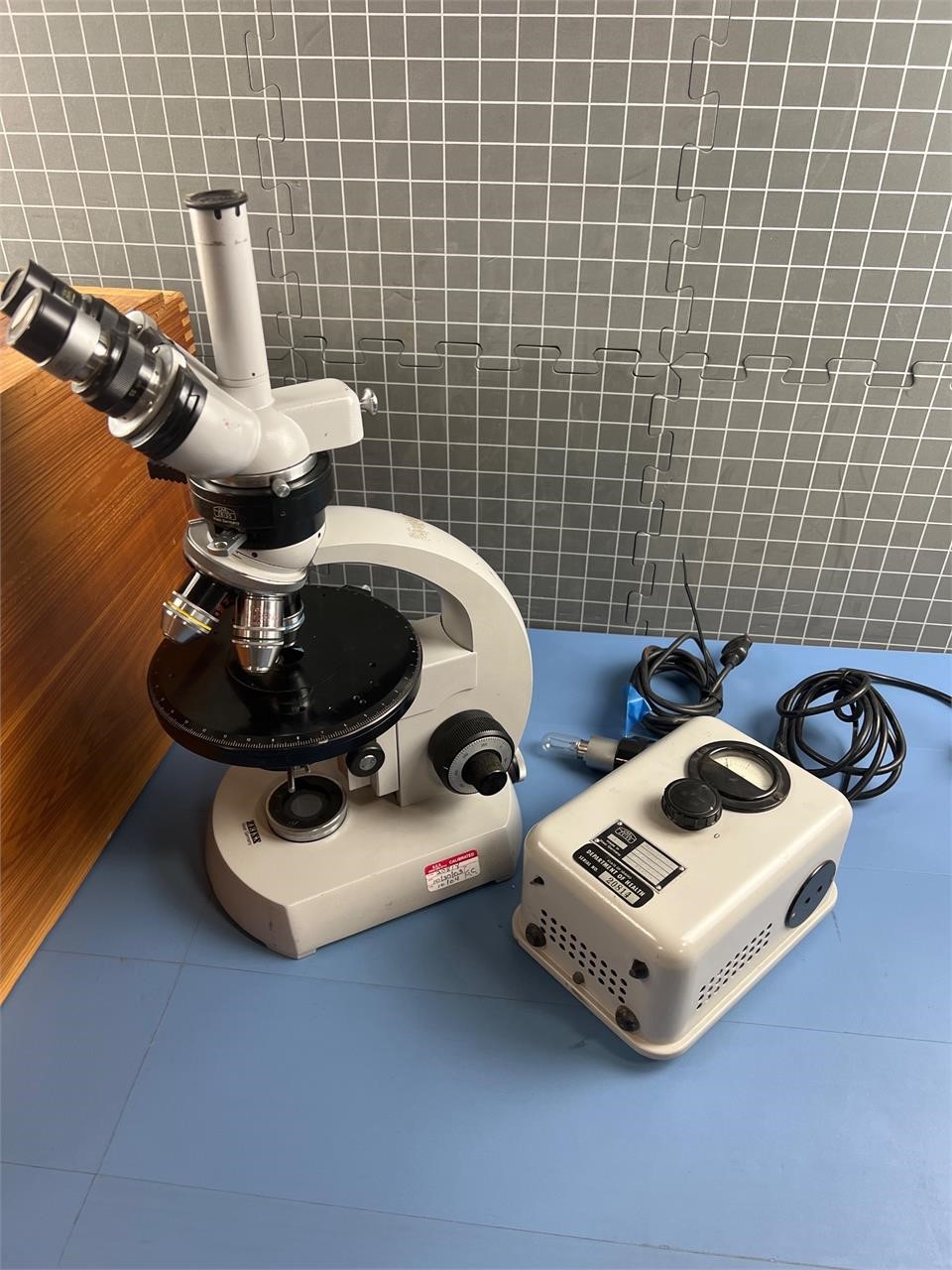 ZEISS MICROSCOPE NOT TESTED W/BOX VINTAGE