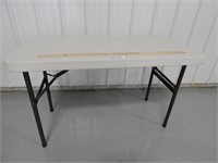 Folding table; 4'
