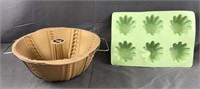 2 Silicone Baking Pieces W/ 1 Stand