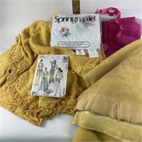 Yellow blankets, pink fabric, king size fitted