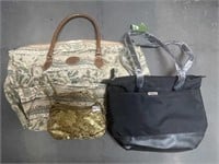 PAIR OF CARRYING HAND BAGS