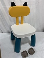 CHILDRENS PLASTIC CHAIR