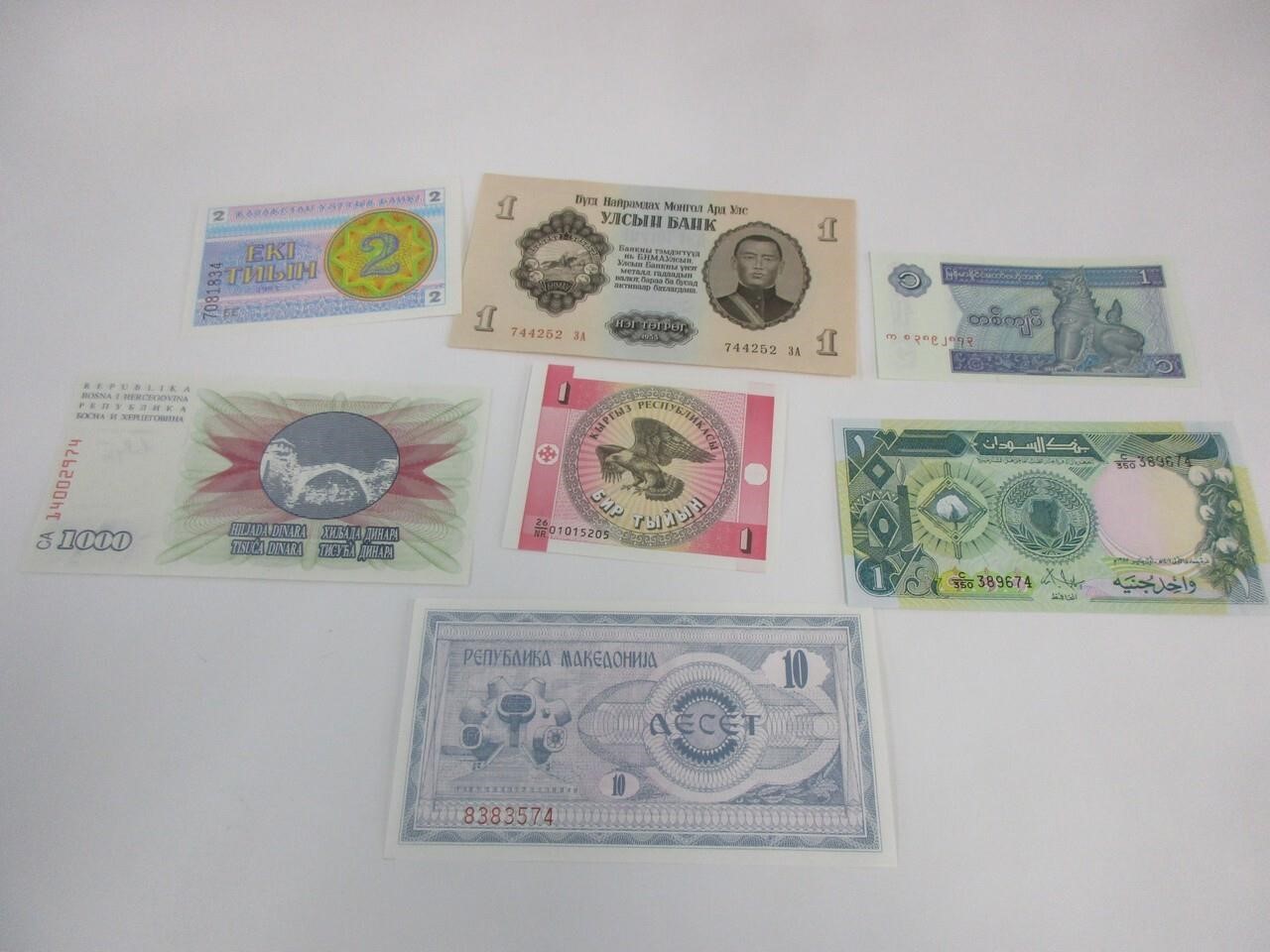 Assorted foreign bank notes