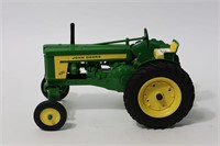 JOHN DEERE 620 TRACTOR ERTL 1/16