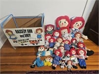 Vintage Raggedy Ann And Andy Toy Box & (19) Dolls