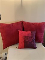3 red pillows