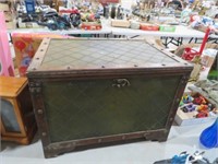 VINTAGE WOOD /TRUNK CHEST