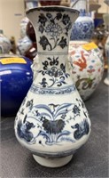 CHINESE BLUE & WHITE POTTERY VASE