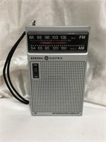 Vintage General Electric AM/FM Transistor Radio