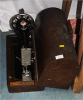 Vintage singer sewing machine with lid.