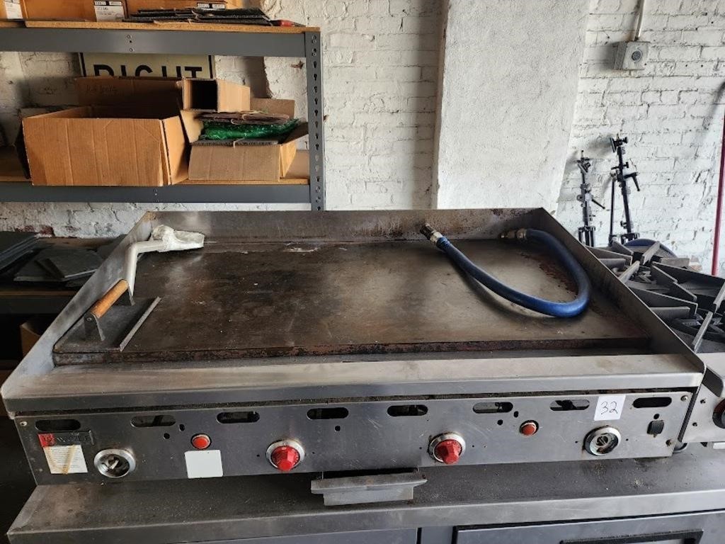 WOLF 4' GAS FLAT GRILL W/ THERMOSTATIC CONTROLS