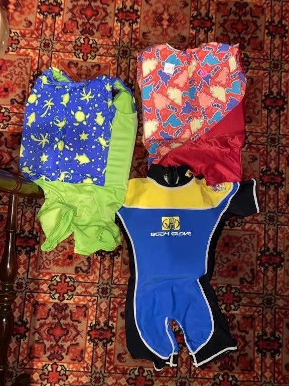 (3) CHILDRENS LIFE JACKETS (SIZES S & XS) AGES 4-6