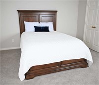 Traditional Queen Sz Bed w/ Sealy Mattress, Linens
