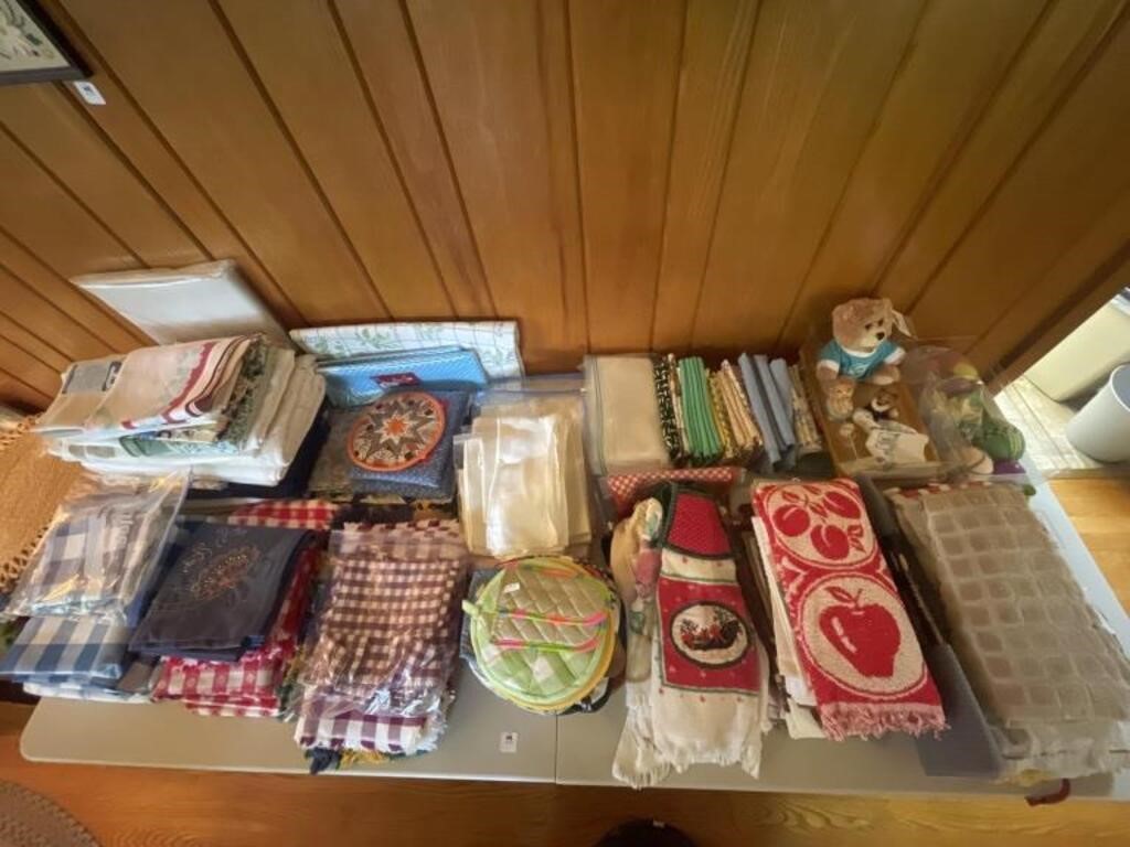 TABLE LOT OF HOUSEHOLD LINENS - KITCHEN LINENS