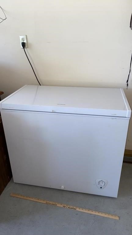 Frigidaire Deep Freeze 37x22x32.5 In Use Contents