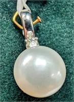 $2000 14K  2.45G Pearl And Diamond Clip On Pendant