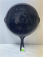 NO.8 CAST IRON SKILLET WITH HEAT RING
