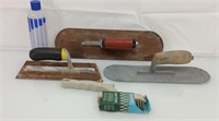 Trowel lot with wire corner cleaner