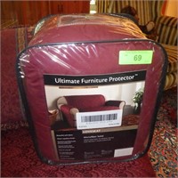 LOVESEAT FURNITURE PROTECTOR (NEEDS WASHED>>>