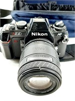 Caméra NIKON N2020 avec étui. tel quel