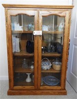 Oak two door curio cabinet/bookcase (approx.