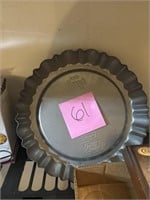 2 BAKER SECRET FLUTED PANS