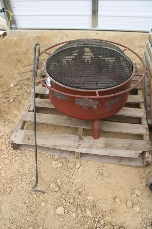 Fire pit/grill with stoke rod