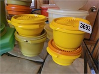 (4) TUPPERWARE BOWLS WITH LIDS,