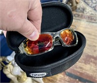 POLARIZED SUNGLASSES IN CASE