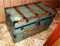 Green trunk 18x32.5x19.5