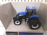 1:32 Scale New Holland TG375 tractor