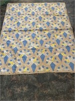 Nice large patch quilt measures 70?? x 60??