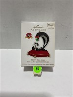 Hallmark keepsake, merry kiss mas Looney Tunes