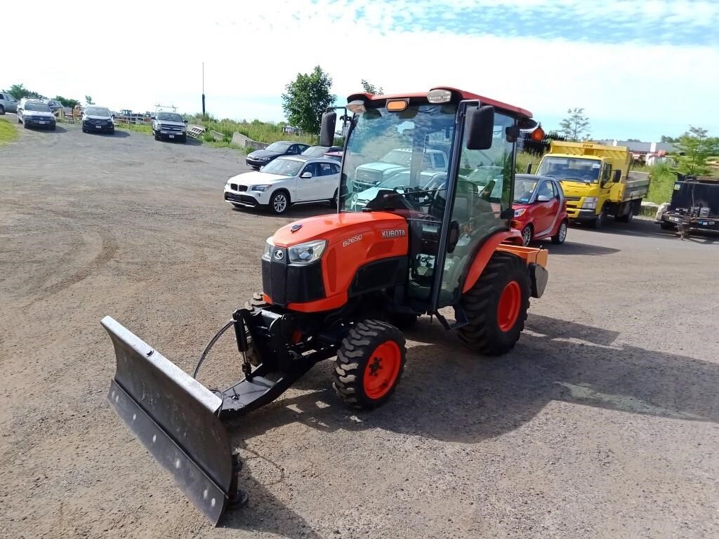 Kubota B2650 Utility Tractor w/ Salter & Plow