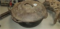 cast iron dutch oven with lid