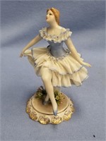 Porcelain ballerina              (g 223)