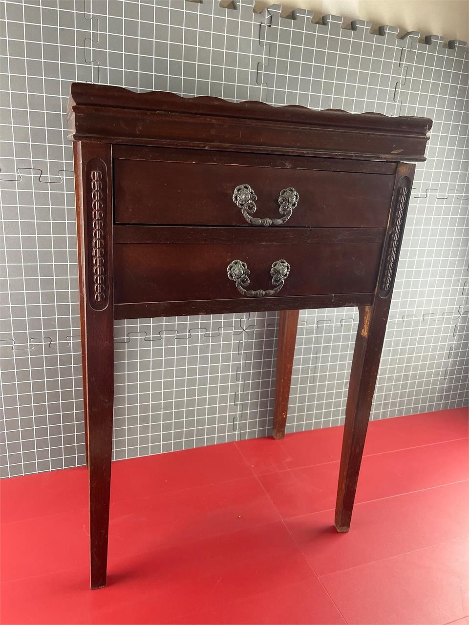 SOLID WOOD END TABLE ANTIQUE