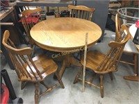 OAK DINING TABLE W/ SET OF 4 MAPLE CHAIRS