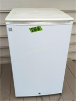 Ge Refrigerator 20x22x33. Back Covered Porch