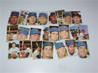 Lot of Vintage Baseball Cards ++