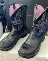Woman’s size 8 Ariat boots