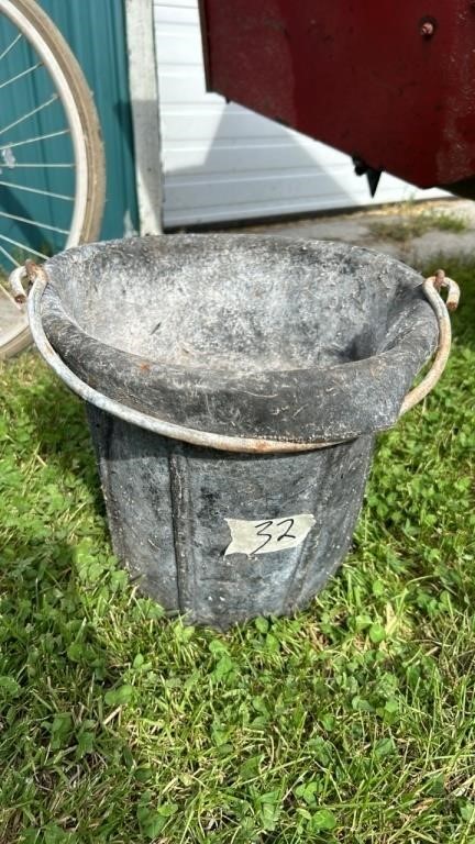 Feed bucket