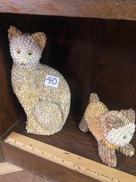 Two cats made of seashells