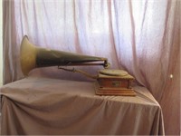 VICTOR PHONOGRAPH WITH HORN