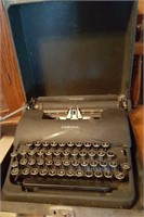 Corona standard manual typewriter in case