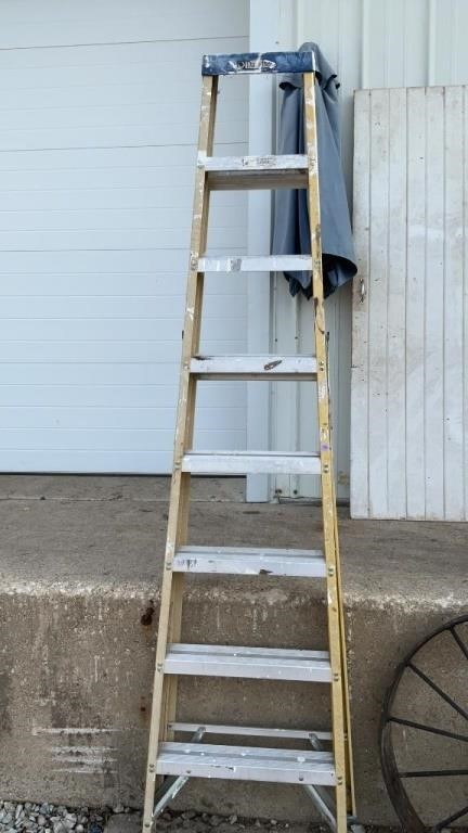 8’ fiberglass ladder